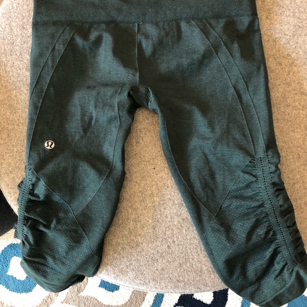 Hunter green Lululemon yoga / exercise pants M